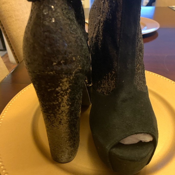 Clutch and booties set REDUCE!!!! - Picture 5 of 7